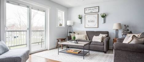 Télévision, cheminée, livres