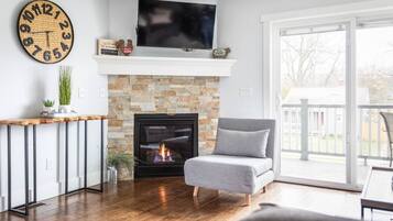 Télévision, cheminée, livres