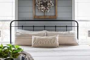 3 Schlafzimmer, Schreibtisch, Bügeleisen/Bügelbrett, Reisekinderbett