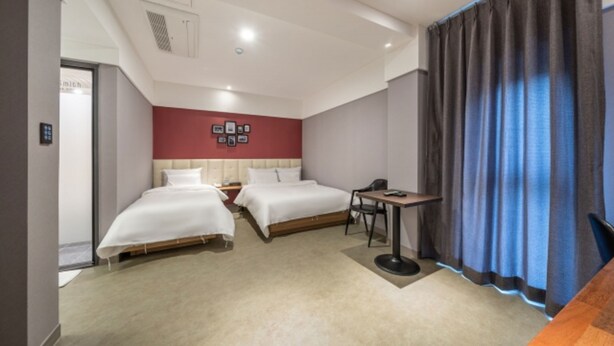 A hotel room with two beds, a desk, and a chair. - Soseol Smith Hotel (Yongin)