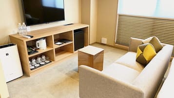 Habitación (Queen, Tatami, B) | Sala de estar | Una televisión de pantalla plana