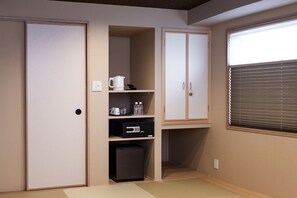 Habitación estándar con 2 camas individuales (Tatami) | Edredón, escritorio, wifi gratis y ropa de cama 