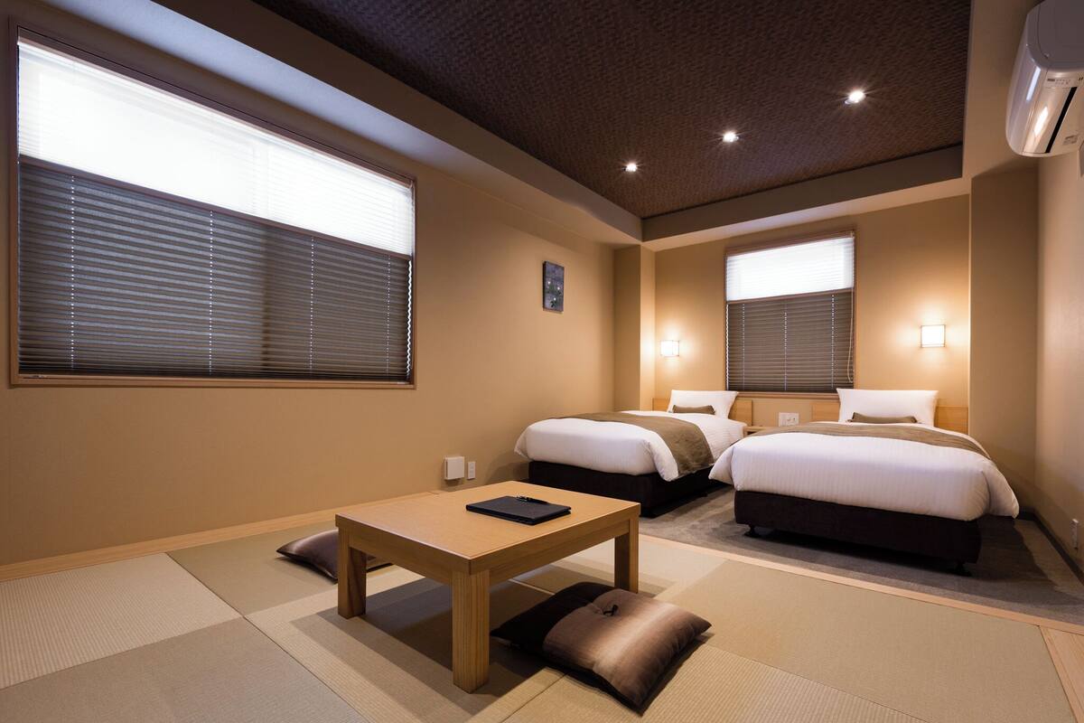 Habitació amb dos llits individuals estàndard (Tatami) | Cobrellits, escriptori, wifi gratuïta i roba de llit 