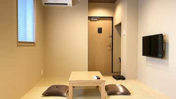 Habitación económica con 2 camas individuales (Tatami) | Zona de estar | Una televisión de pantalla plana