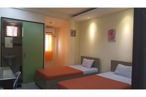 Free WiFi, bed sheets - OYO 655 Mambaling Pension (Cebu City)