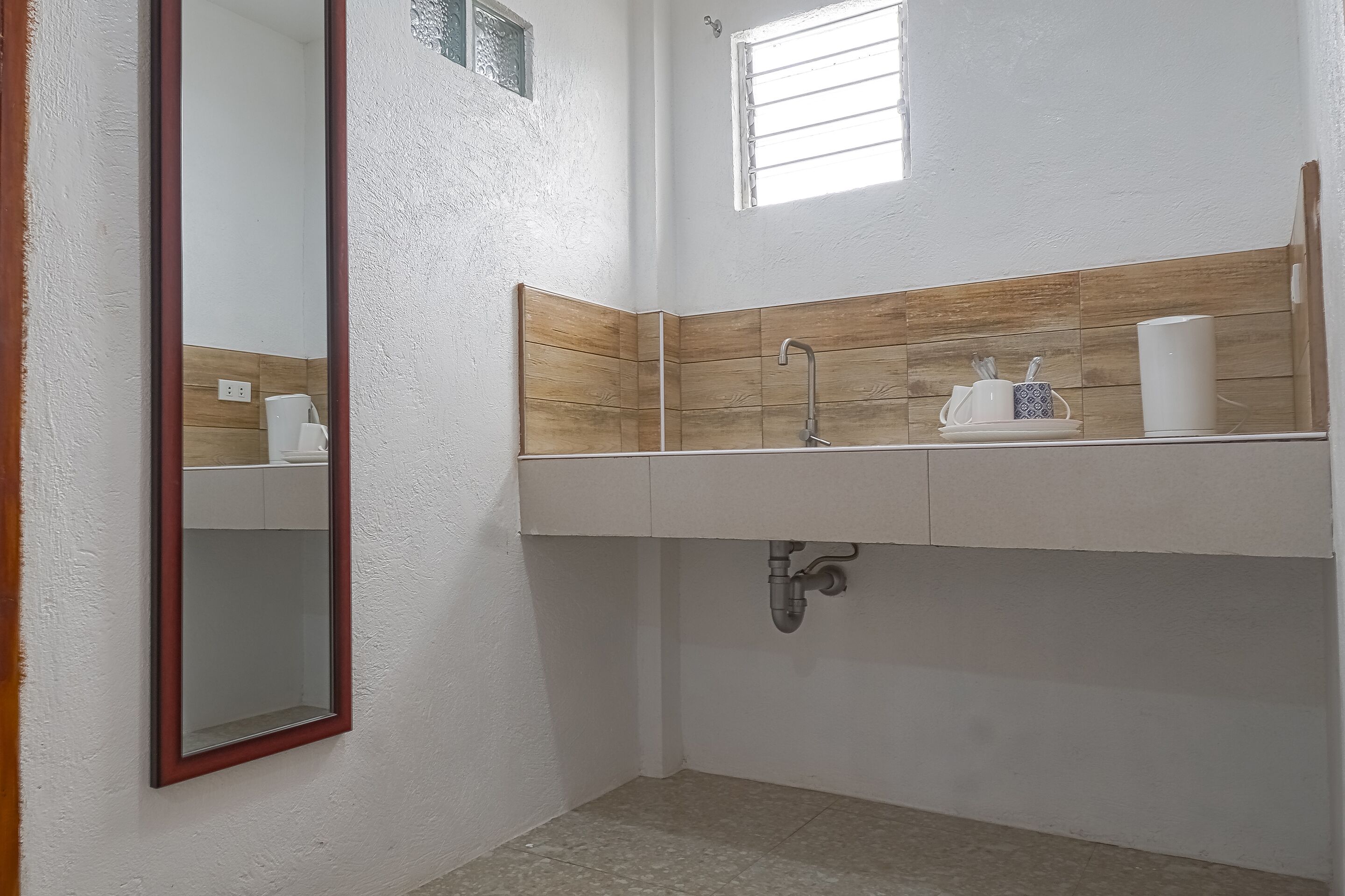 Family Room | Bathroom | Shower, rainfall showerhead, free toiletries, bidet