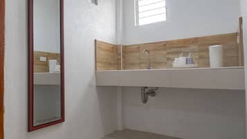 家庭房 | 浴室 | 淋浴设施、大花洒淋浴喷头、免费洗浴用品、坐浴桶