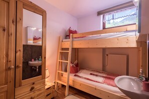 3 bedrooms, free WiFi, bed sheets