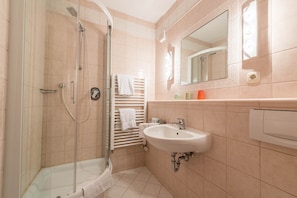 Dusche, kostenlose Toilettenartikel, Haartrockner, Handtücher