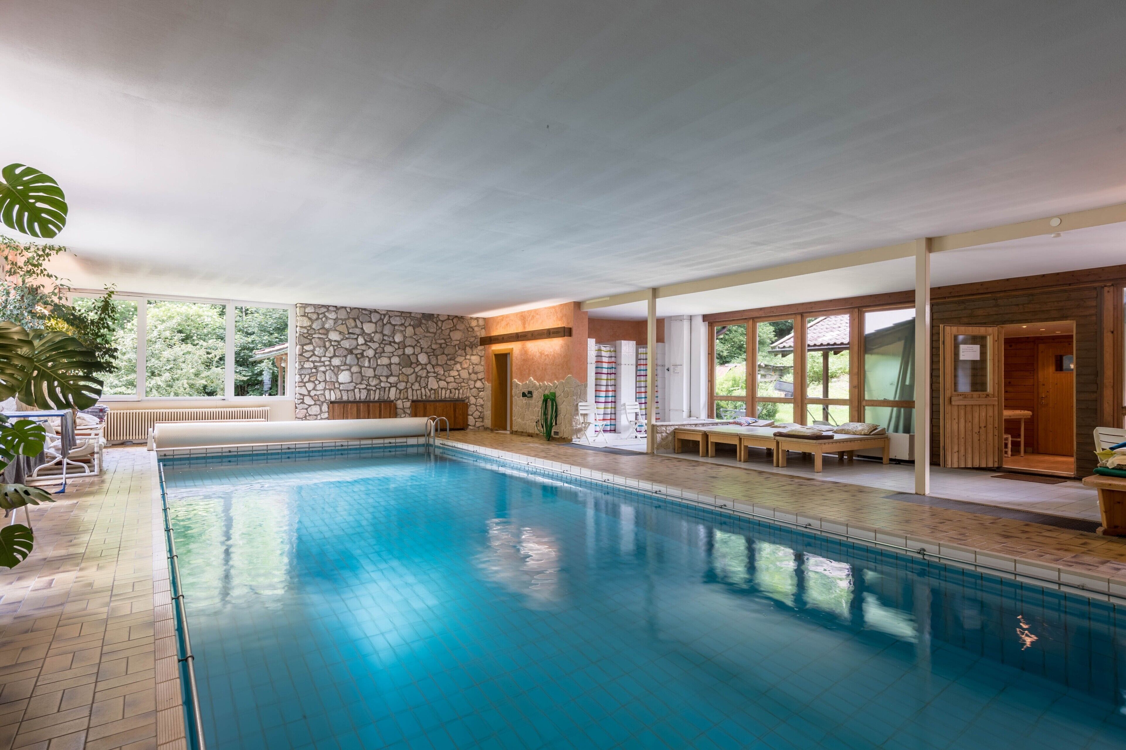 Innendørsbasseng og et oppvarmet basseng