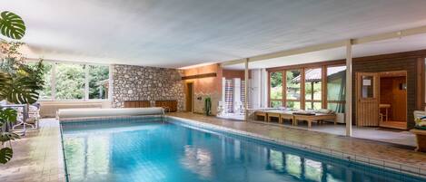 Innendørsbasseng og et oppvarmet basseng