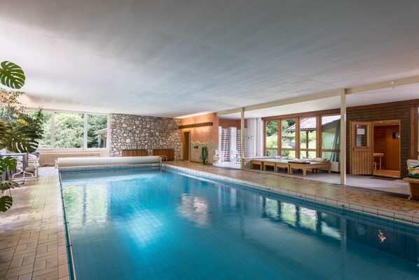 Alberca techada y alberca climatizada