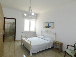 1 bedroom, bed sheets - Central Two-room Apartment by the Seaside with Balcony, Sea View & Air Conditioning (Torre San Giovanni)