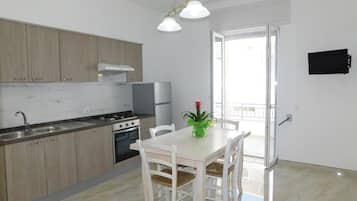 Een koelkast, een oven, een kookplaat, een koffiezetapparaat/waterkoker