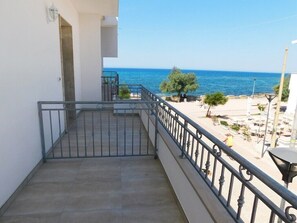 Terrace/patio - Central Two-room Apartment by the Seaside with Balcony, Sea View & Air Conditioning (Torre San Giovanni)