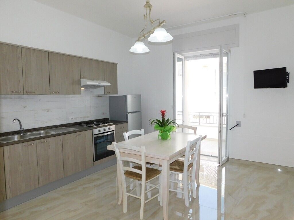 Fridge, oven, stovetop, coffee/tea maker