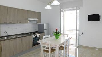 Fridge, oven, stovetop, coffee/tea maker