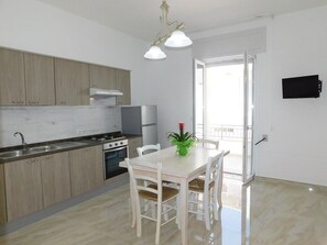 Fridge, oven, stovetop, coffee/tea maker - Central Two-room Apartment by the Seaside with Balcony, Sea View & Air Conditioning (Torre San Giovanni)