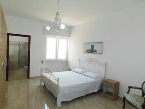 1 bedroom, bed sheets