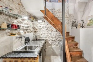 Oven, stovetop, dishwasher, coffee/tea maker - Notre Dame Romantic's Air Conditioning Apartment Paris Latin Quarter La Sorbonne (Paris)