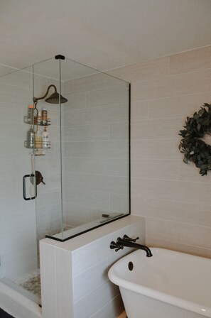 Baignoire, sèche-cheveux, serviettes fournies, savon