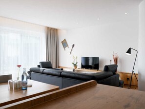 Unclassified image, 3 of 18, button