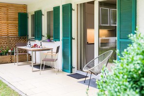 Outdoor dining - Ferienwohnung Hirschberg Chalet (Rottach-Egern)