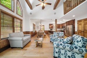 Una Smart TV, una chimenea, videojuegos