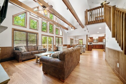 Matterhorn by PMR, 9BR Luxury A-Frame, Elevator, Hot Tub, Sleeps 28
