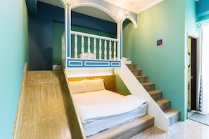 Dreibettzimmer, Balkon | Verdunkelungsvorhänge, kostenloses WLAN, Bettwäsche