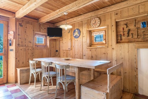 Maison de vacances "Baita Pizabornè" avec vue sur les montagnes et jardin.