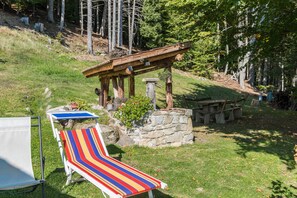 Outdoor dining - Holiday Home "Baita Pizabornè" with Mountain View & Garden (Porte di Rendena)