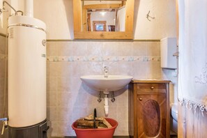 Shower, hair dryer - Holiday Home "Baita Pizabornè" with Mountain View & Garden (Porte di Rendena)