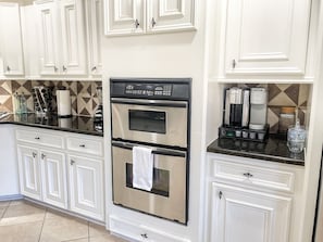 Private kitchen - Colonial Chic Vacation Home (Humble)