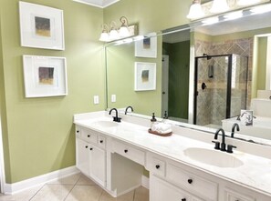 Bathroom - Colonial Chic Vacation Home (Humble)