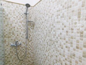 Shower, towels - Central Apartment by the Ionian Seaside with Balcony, Sea View & Air Conditioning (Torre San Giovanni)