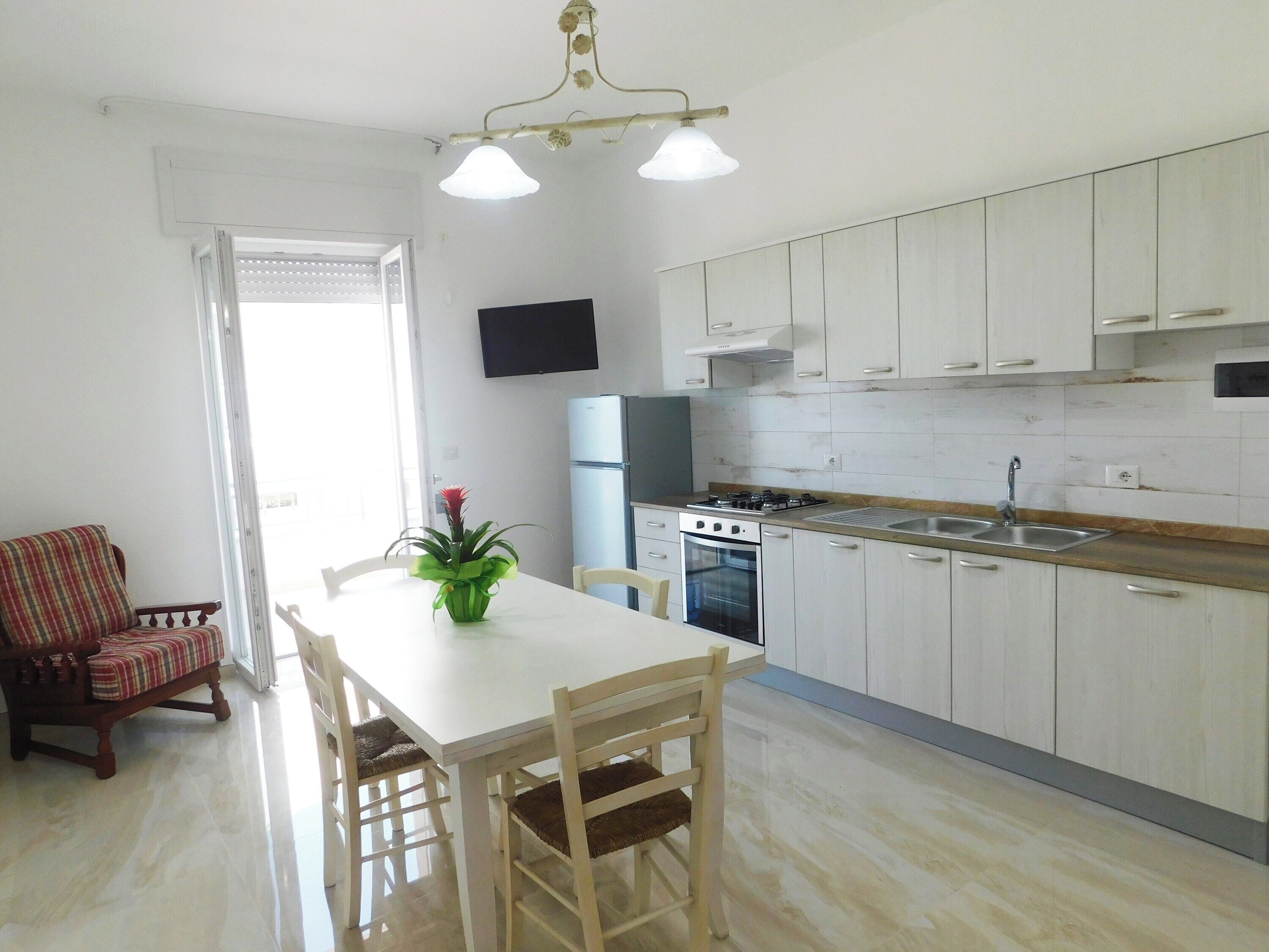 Fridge, oven, stovetop, coffee/tea maker