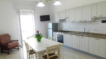 Fridge, oven, stovetop, coffee/tea maker