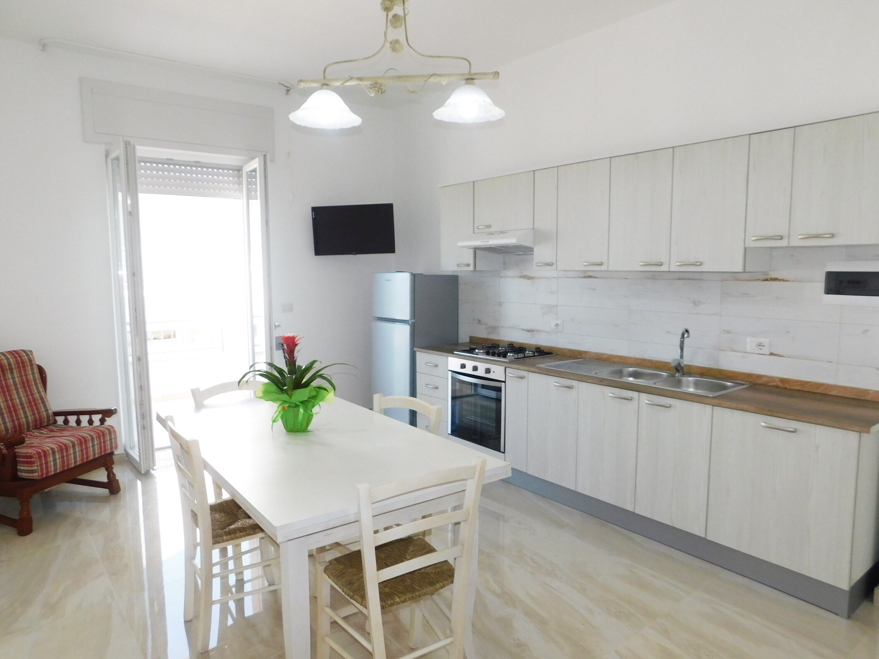 Een koelkast, een oven, een kookplaat, een koffiezetapparaat/waterkoker