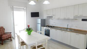 Een koelkast, een oven, een kookplaat, een koffiezetapparaat/waterkoker