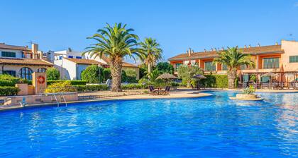 Holiday Home "Can Om" with Garden, Terrace, Shared Pool & Wi-Fi