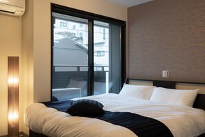 1 habitación, escritorio y espacio para trabajar con laptop