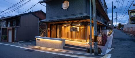 Vista frontal de la propiedad