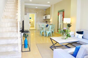 TV - Deluxe Penthouse Cathedral Views, 6 people, Parking optional (Sevilla)