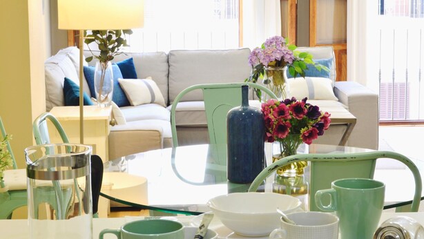 A modern living room with a glass coffee table, a sofa, and a lamp. - Deluxe Penthouse Cathedral Views, 6 people, Parking optional (Sevilla)