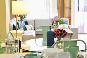 A modern living room with a glass coffee table, a sofa, and a lamp. - Deluxe Penthouse Cathedral Views, 6 people, Parking optional (Sevilla)