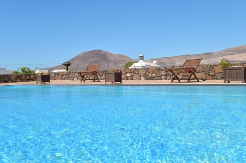 Beautiful Villa La Petit with Pool, Terrace, Garden and Wi-Fi