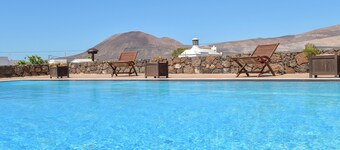 Beautiful Villa La Petit with Pool, Terrace, Garden and Wi-Fi
