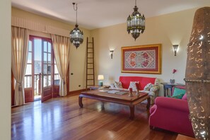 TV, DVD player, stereo - Beautiful Villa La Petit with Pool, Terrace, Garden and Wi-Fi (GUATIZA)