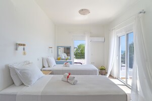 Habitación con 2 camas individuales, vistas al mar, junto a la playa | Cortinas opacas, cunas gratuitas, wifi gratis y ropa de cama